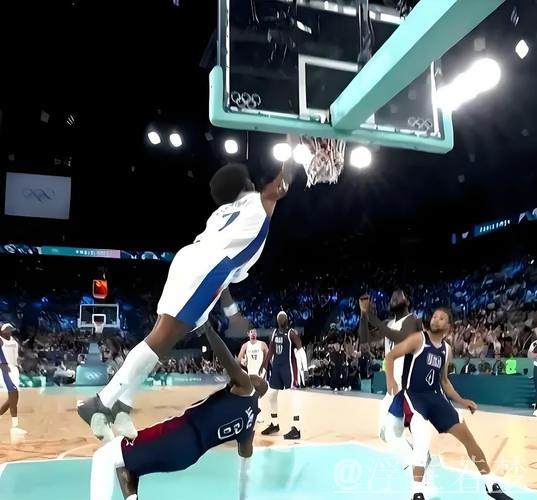 里弗斯疾速反攻 突破防守轻松上篮 里弗斯疾速反攻 突破防守轻松上篮